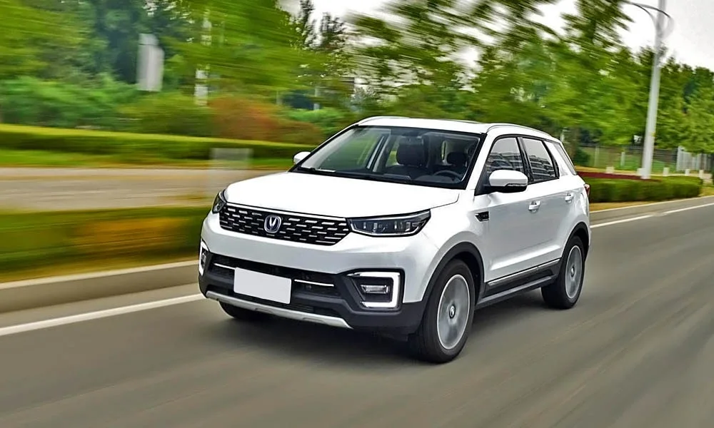 Фото Changan CS55 — вид спереди, фото 8. Кузов в белом цвете: рисунок оптики и решётки задаёт узнаваемое «лицо» модели. Рисунок ходовых огней — подпись модели, по нему её узнают в потоке Changan CS55 — вид спереди, фото 8