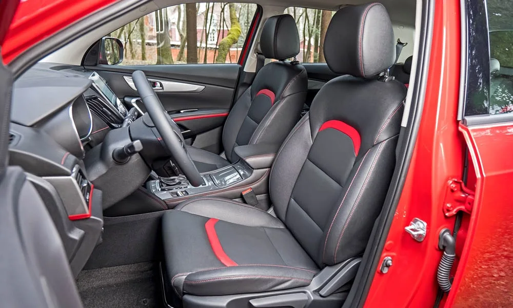 Фото Changan CS55 — передние сиденья. Профиль кресел: боковая поддержка и подголовники. Выраженная боковая поддержка держит в поворотах Changan CS55 — передние сиденья