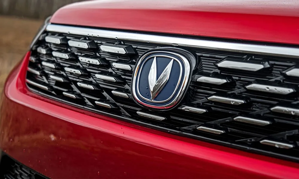 Фото Changan CS55 — решётка радиатора. Рисунок решётки: сетка, ламели или глухая панель у электроверсий. Активные жалюзи за решёткой закрываются на трассе ради аэродинамики — есть у ряда моделей Changan CS55 — решётка радиатора