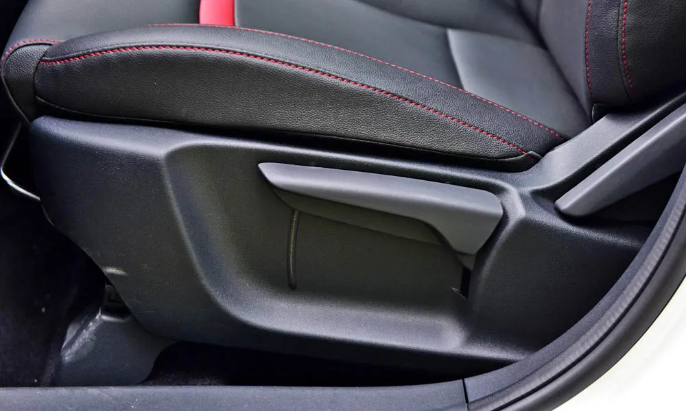 Фото Changan CS55 — интерьер, фото 3. Общий план салона: архитектура панели, консоль и кресла. Светлая гамма зрительно расширяет салон, тёмная — практичнее в уходе Changan CS55 — интерьер, фото 3