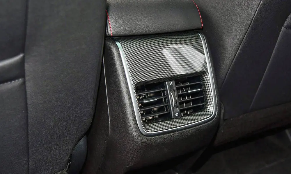 Фото Changan CS55 — интерьер, фото 7. Общий план салона: архитектура панели, консоль и кресла Changan CS55 — интерьер, фото 7