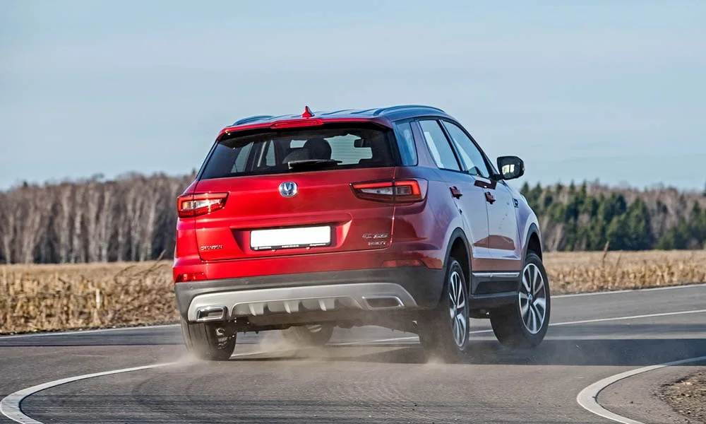 Фото Changan CS55 — вид сзади, фото 3. Красный кузов сзади — фонари и бампер определяют ночной образ модели. Насадки выхлопа или их имитация внизу бампера различают версии Changan CS55 — вид сзади, фото 3