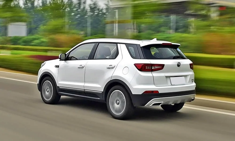 Фото Changan CS55 — вид сзади, фото 5. Белый кузов сзади — фонари и бампер определяют ночной образ модели. Светодиодная полоса или раздельные секции — задняя оптика стала главным украшением кормы Changan CS55 — вид сзади, фото 5