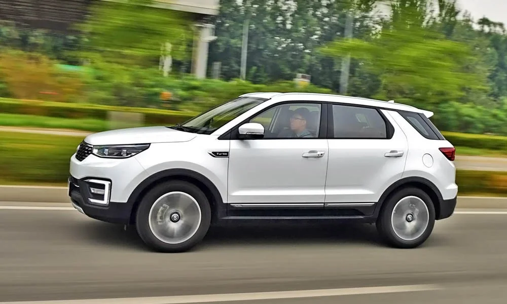 Фото Changan CS55 — вид сбоку. Белый кузов в профиль — пропорции, высота посадки и дизайн дисков. Хромированные или чёрные молдинги окон отличают комплектации Changan CS55 — вид сбоку