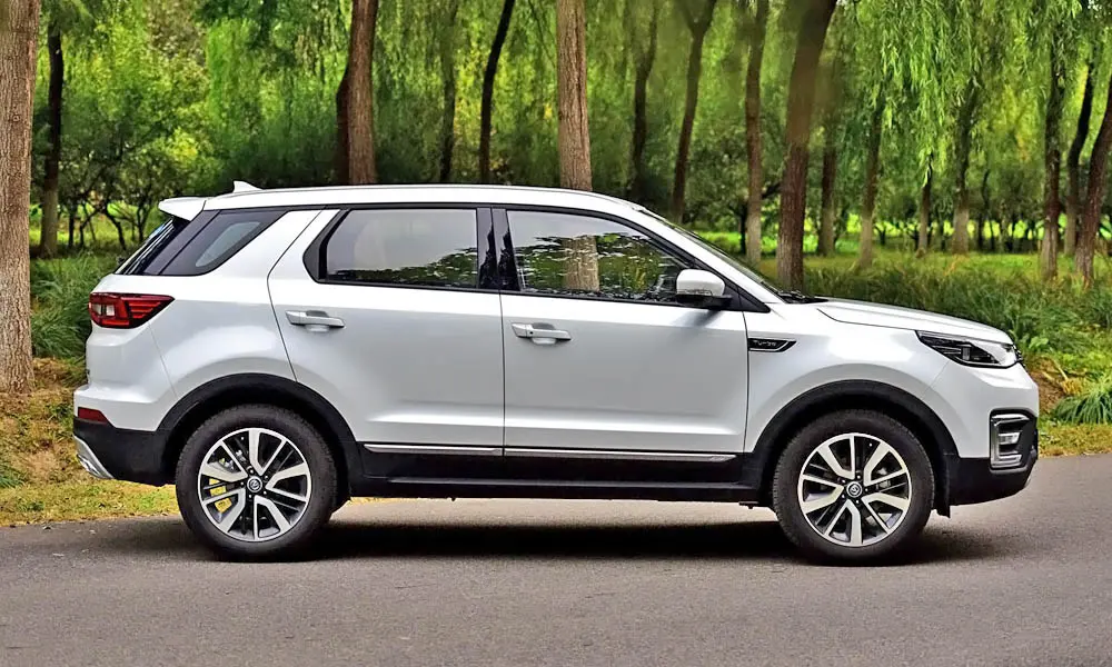 Фото Changan CS55 — вид сбоку, фото 2. Сбоку читаются линия остекления и характер выштамповок на белом кузове. Длинная база — простор второго ряда; короткие свесы упрощают парковку Changan CS55 — вид сбоку, фото 2