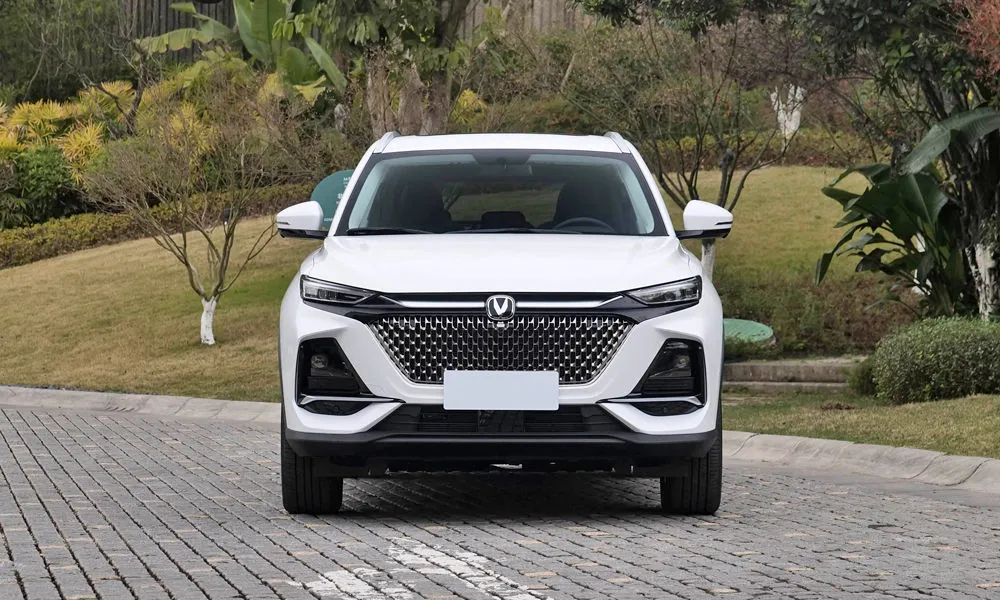 Фото Changan CS75 Pro (2026) — вид спереди, фото 3. Передок в белом исполнении — крупная светотехника и выразительный бампер. Дневные ходовые огни включаются автоматически с запуском Changan CS75 Pro (2026) — вид спереди, фото 3