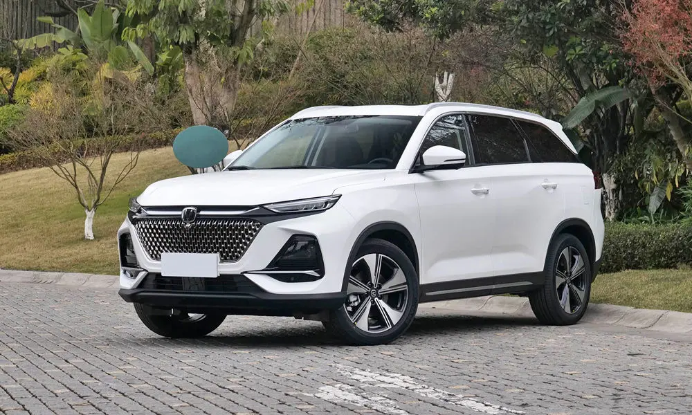Фото Changan CS75 Pro (2026) — вид спереди, фото 5. Белый кузов, строгая симметрия оптики — базовый ракурс знакомства с дизайном Changan CS75 Pro (2026) — вид спереди, фото 5