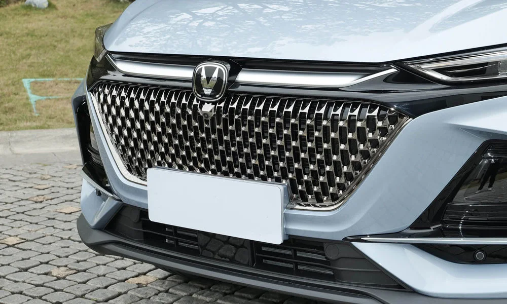 Фото Changan CS75 Pro (2026) — решётка радиатора. Фирменный рисунок облицовки — визитная карточка марки. Активные жалюзи за решёткой закрываются на трассе ради аэродинамики — есть у ряда моделей Changan CS75 Pro (2026) — решётка радиатора
