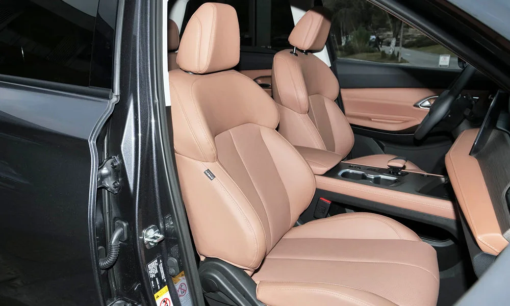 Фото Changan CS75 Pro (2026) — интерьер. Общий план салона: архитектура панели, консоль и кресла. Уровень отделки читается по стыкам панелей и мягким поверхностям в зонах касания Changan CS75 Pro (2026) — интерьер