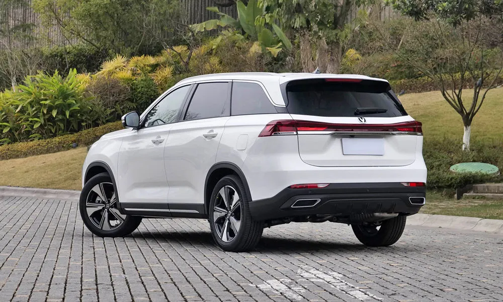 Фото Changan CS75 Pro (2026) — вид сзади, фото 6. Линия крыши, стойки и задняя дверь в белом исполнении Changan CS75 Pro (2026) — вид сзади, фото 6