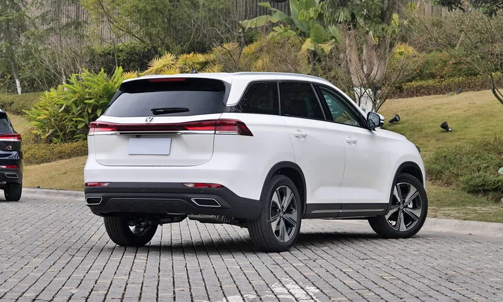 Фото Changan CS75 Pro (2026) — вид сзади, фото 7. Графика фонарей, бампер и оформление пятой двери. Насадки выхлопа или их имитация внизу бампера различают версии Changan CS75 Pro (2026) — вид сзади, фото 7