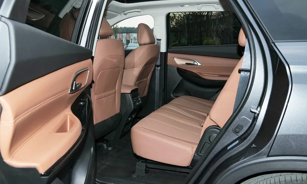 Фото Changan CS75 Pro (2026) — задние сиденья. Посадка второго ряда: подголовники и подлокотник. Спинки складываются под длинные грузы у большинства версий Changan CS75 Pro (2026) — задние сиденья