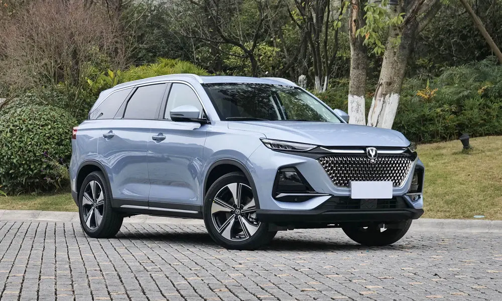 Фото Changan CS75 Pro (2026) — вид сбоку, фото 2. Профиль кузова: колёсная база, свесы и линия остекления. Хромированные или чёрные молдинги окон отличают комплектации Changan CS75 Pro (2026) — вид сбоку, фото 2