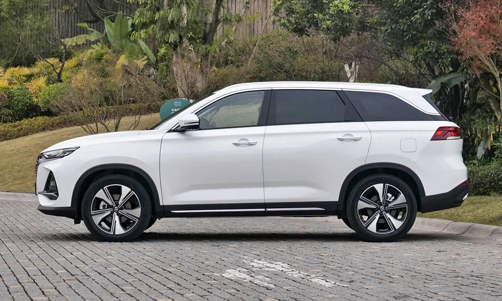 Фото Changan CS75 Pro (2026) — вид сбоку, фото 3. Профиль в белом цвете: соотношение колёсной базы и свесов. Длинная база — простор второго ряда; короткие свесы упрощают парковку Changan CS75 Pro (2026) — вид сбоку, фото 3