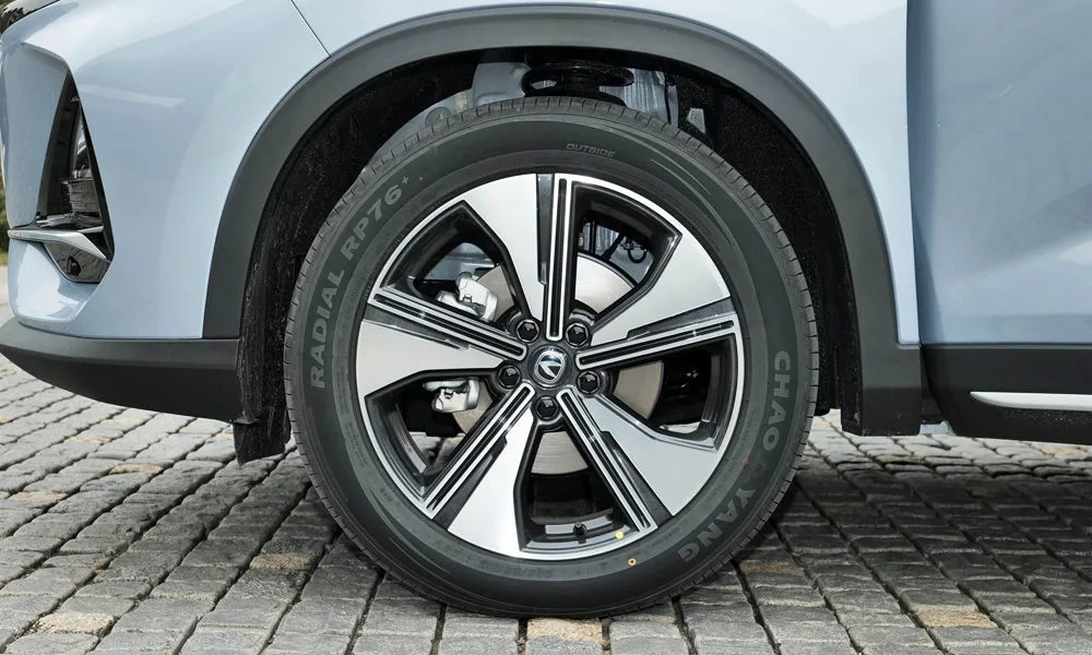 Фото Changan CS75 Pro (2026) — колесо и диск. Дизайн спиц и профиль резины крупным планом Changan CS75 Pro (2026) — колесо и диск