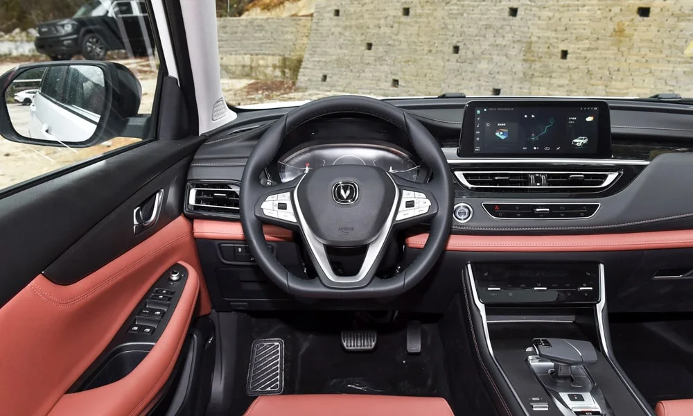 Фото Changan CS75 (2024) — передняя панель. Компоновка экранов, дефлекторов и консоли Changan CS75 (2024) — передняя панель