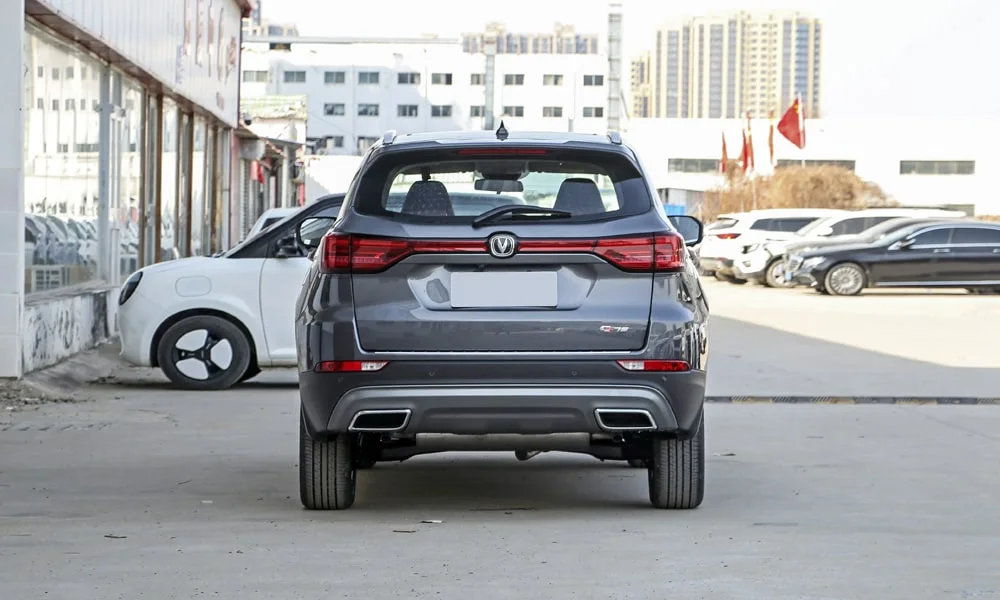 Фото Changan CS75 (2024) — вид сзади, фото 4. Серый кузов сзади — фонари и бампер определяют ночной образ модели Changan CS75 (2024) — вид сзади, фото 4