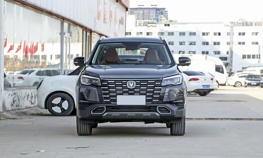 Фото Changan CS75 (2024) — вид сбоку, фото 2. Профиль кузова: колёсная база, свесы и линия остекления Changan CS75 (2024) — вид сбоку, фото 2