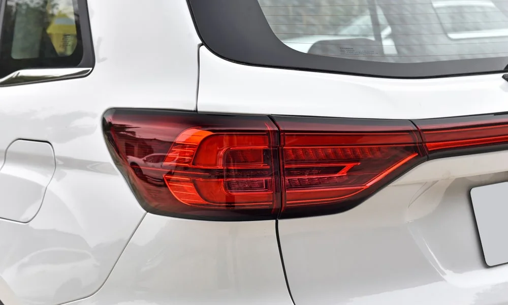 Фото Changan CS75 (2024) — задние фонари. Графика секций крупным планом — ночная подпись модели Changan CS75 (2024) — задние фонари