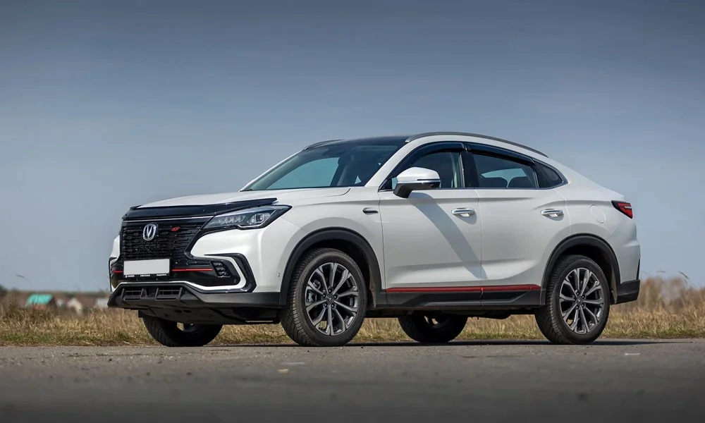 Фото Changan CS85 Coupe (2023) — вид спереди, фото 8. Анфас: пропорции капота, посадка кузова и графика ходовых огней. Дневные ходовые огни включаются автоматически с запуском Changan CS85 Coupe (2023) — вид спереди, фото 8