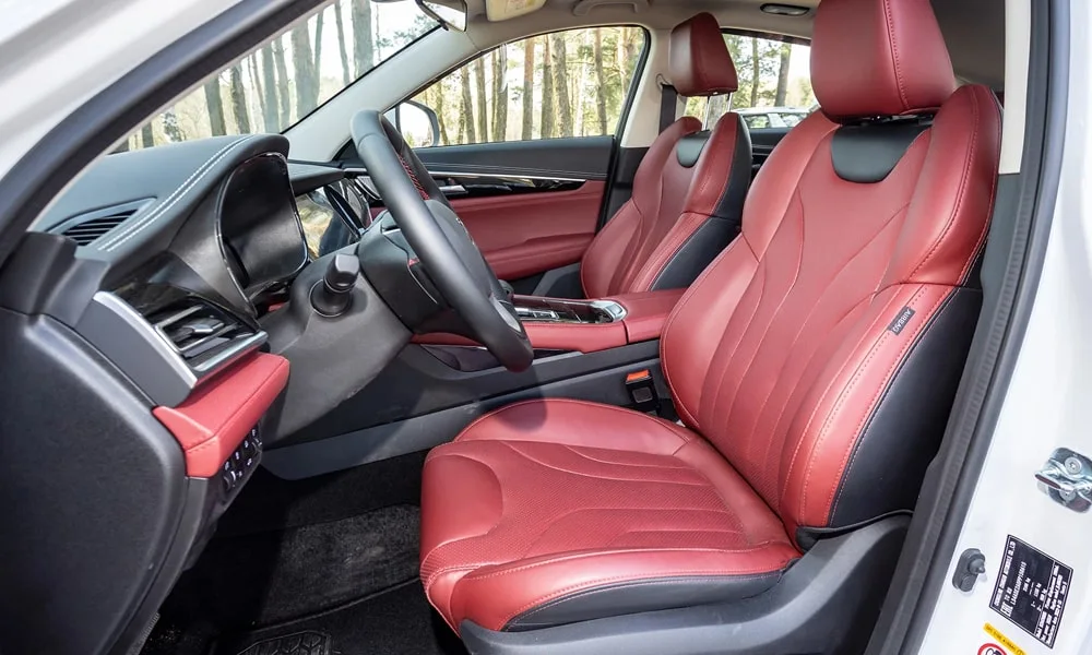 Фото Changan CS85 Coupe (2023) — передние сиденья. Водительское и пассажирское кресла: обивка из гладкой коже, профиль с боковой поддержкой. Выраженная боковая поддержка держит в поворотах Changan CS85 Coupe (2023) — передние сиденья