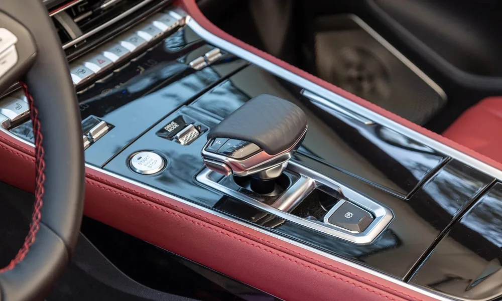 Фото Changan CS85 Coupe (2023) — селектор коробки передач. Управление коробкой: компактный селектор освобождает место на тоннеле. Автохолд удерживает машину на светофоре без ноги на тормозе Changan CS85 Coupe (2023) — селектор коробки передач