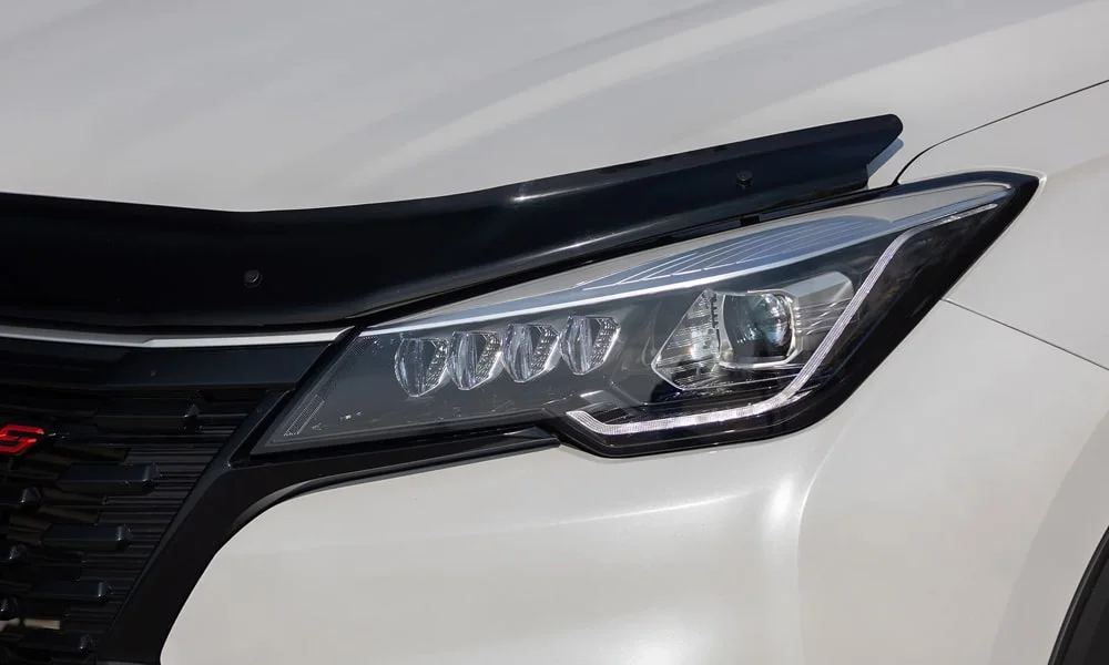 Фото Changan CS85 Coupe (2023) — передняя оптика. Линзы и секции ходовых огней крупным планом Changan CS85 Coupe (2023) — передняя оптика