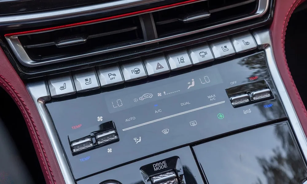 Фото Changan CS85 Coupe (2023) — интерьер. Общий план салона: архитектура панели, консоль и кресла. Светлая гамма зрительно расширяет салон, тёмная — практичнее в уходе Changan CS85 Coupe (2023) — интерьер