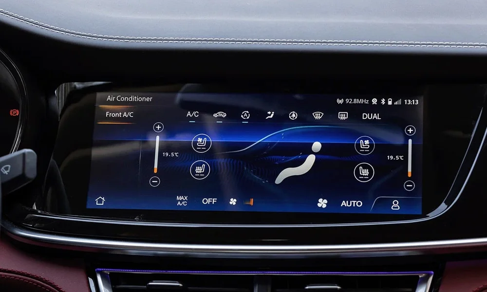 Фото Changan CS85 Coupe (2023) — экран мультимедиа. Горизонтальный экран мультимедиа на передней панели. Быстрота отклика интерфейса важнее диагонали — оцените её на тест-драйве Changan CS85 Coupe (2023) — экран мультимедиа