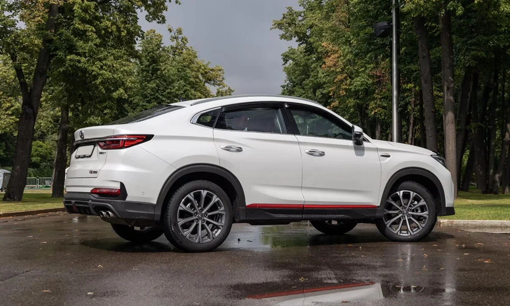 Фото Changan CS85 Coupe (2023) — вид сзади, фото 2. Белый кузов сзади — фонари и бампер определяют ночной образ модели Changan CS85 Coupe (2023) — вид сзади, фото 2