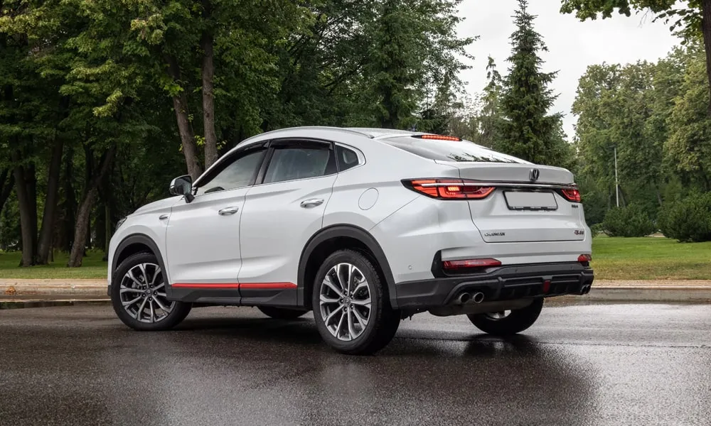 Фото Changan CS85 Coupe (2023) — вид сзади, фото 3. Графика фонарей, бампер и оформление пятой двери Changan CS85 Coupe (2023) — вид сзади, фото 3