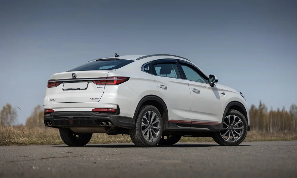 Фото Changan CS85 Coupe (2023) — вид сзади, фото 4. Белый кузов сзади — фонари и бампер определяют ночной образ модели Changan CS85 Coupe (2023) — вид сзади, фото 4
