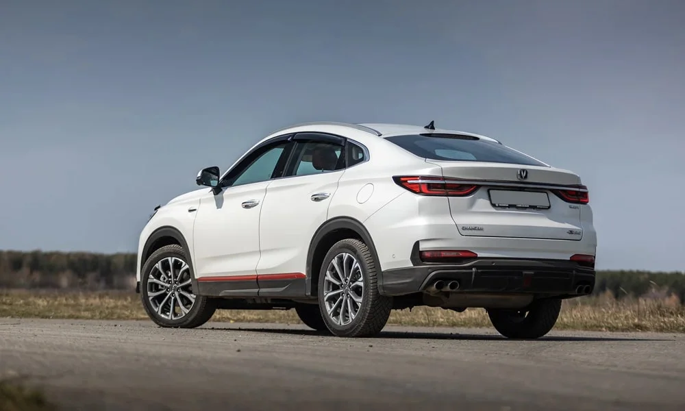 Фото Changan CS85 Coupe (2023) — вид сзади, фото 5. Белый кузов сзади — фонари и бампер определяют ночной образ модели. Светодиодная полоса или раздельные секции — задняя оптика стала главным украшением кормы Changan CS85 Coupe (2023) — вид сзади, фото 5