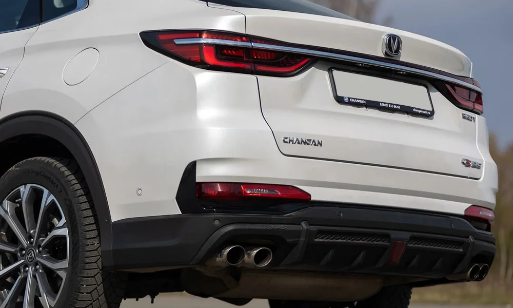 Фото Changan CS85 Coupe (2023) — вид сзади, фото 7. Линия крыши, стойки и задняя дверь в белом исполнении Changan CS85 Coupe (2023) — вид сзади, фото 7