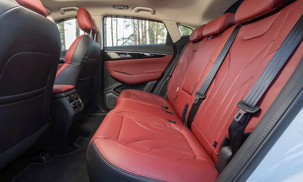 Фото Changan CS85 Coupe (2023) — задние сиденья. Посадка второго ряда: подголовники и подлокотник. Плоский пол упрощает посадку втроём Changan CS85 Coupe (2023) — задние сиденья