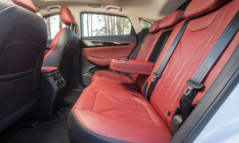 Фото Changan CS85 Coupe (2023) — задние сиденья, фото 2. Посадка второго ряда: подголовники и подлокотник. Спинки складываются под длинные грузы у большинства версий Changan CS85 Coupe (2023) — задние сиденья, фото 2