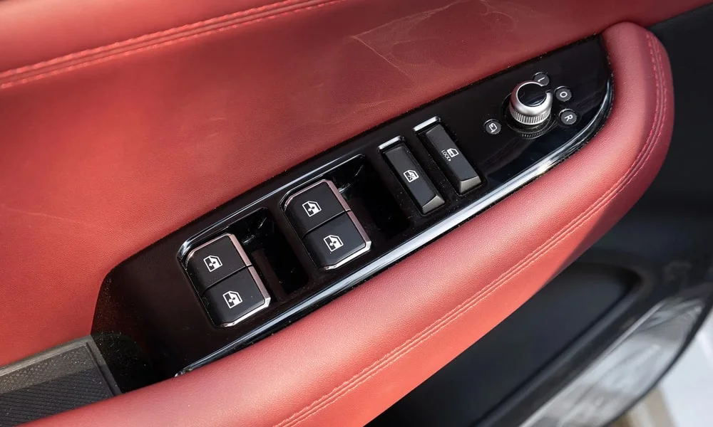 Фото Changan CS85 Coupe (2023) — регулировки сиденья. Электроприводы кресла: клавиши на боковине Changan CS85 Coupe (2023) — регулировки сиденья