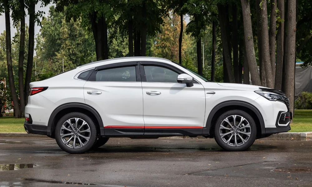 Фото Changan CS85 Coupe (2023) — вид сбоку, фото 3. Профиль в белом цвете: соотношение колёсной базы и свесов. Длинная база — простор второго ряда; короткие свесы упрощают парковку Changan CS85 Coupe (2023) — вид сбоку, фото 3