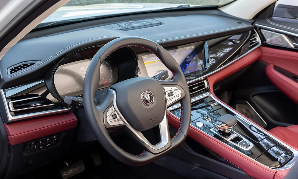 Фото Changan CS85 Coupe (2023) — руль. Обшивка обода и компоновка спиц крупным планом. Правильная посадка: руки на «9 и 3», приборы читаются поверх обода Changan CS85 Coupe (2023) — руль