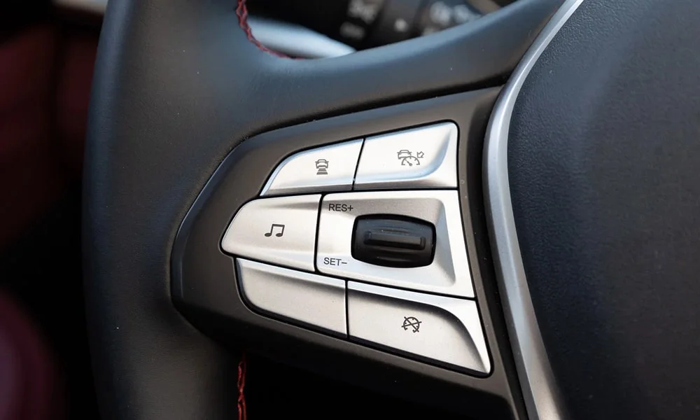 Фото Changan CS85 Coupe (2023) — руль, фото 2. Обшивка обода и компоновка спиц крупным планом Changan CS85 Coupe (2023) — руль, фото 2