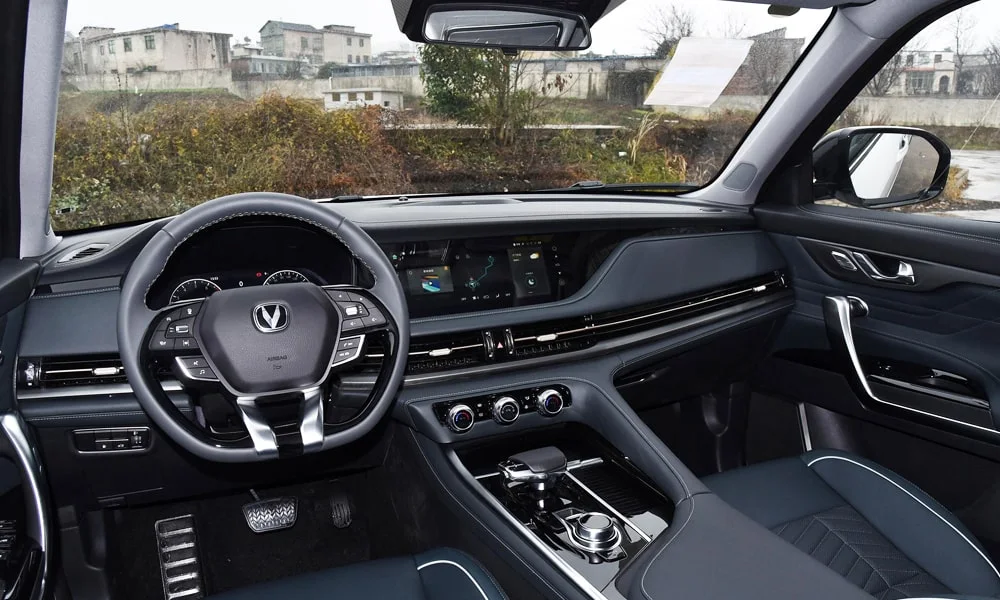Фото Changan CS95 (2023) — передняя панель. Панель в тёмно-синей отделке — видна компоновка экранов и органов управления Changan CS95 (2023) — передняя панель