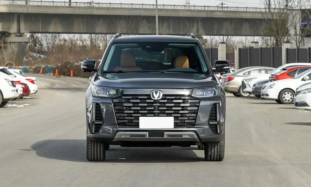 Фото Changan CS95 (2023) — вид спереди, фото 4. Серый кузов, строгая симметрия оптики — базовый ракурс знакомства с дизайном Changan CS95 (2023) — вид спереди, фото 4