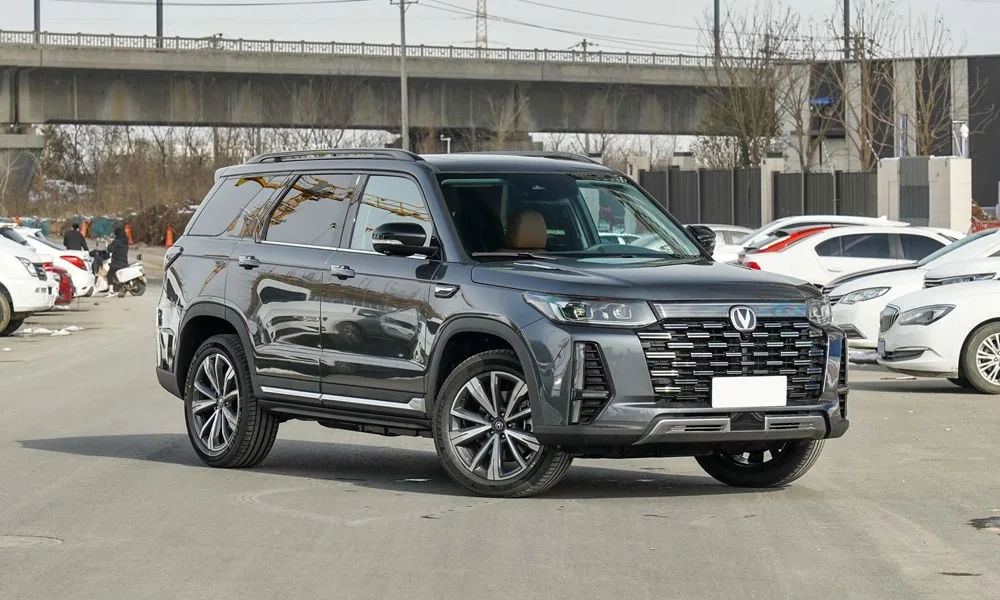Фото Changan CS95 (2023) — вид спереди, фото 6. Оптика, решётка и бампер — первое впечатление о модели. Рисунок ходовых огней — подпись модели, по нему её узнают в потоке Changan CS95 (2023) — вид спереди, фото 6
