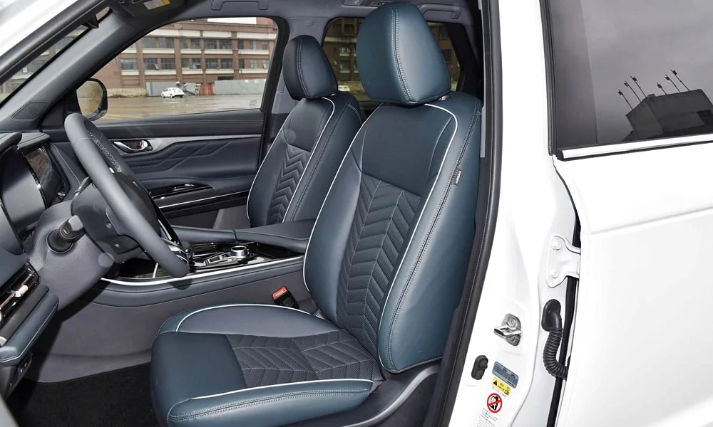 Фото Changan CS95 (2023) — передние сиденья. Профиль кресел: боковая поддержка и подголовники. Выраженная боковая поддержка держит в поворотах Changan CS95 (2023) — передние сиденья