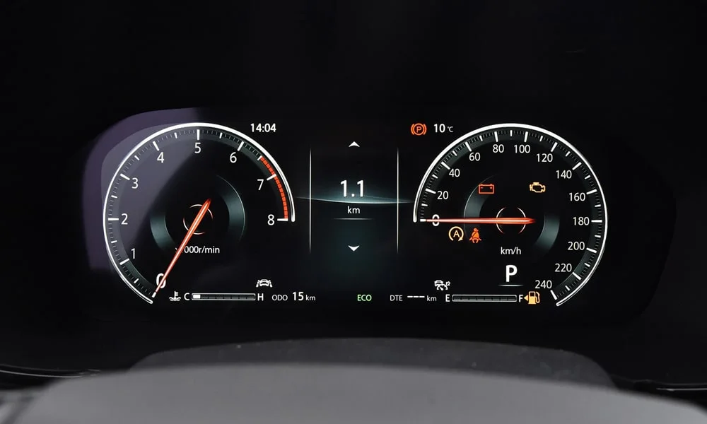 Фото Changan CS95 (2023) — приборная панель. Скорость, запас хода и подсказки ассистентов перед глазами Changan CS95 (2023) — приборная панель
