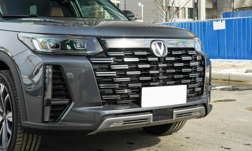 Фото Changan CS95 (2023) — решётка радиатора. Рисунок решётки: сетка, ламели или глухая панель у электроверсий. За решёткой у многих комплектаций стоит радар адаптивного круиз-контроля Changan CS95 (2023) — решётка радиатора