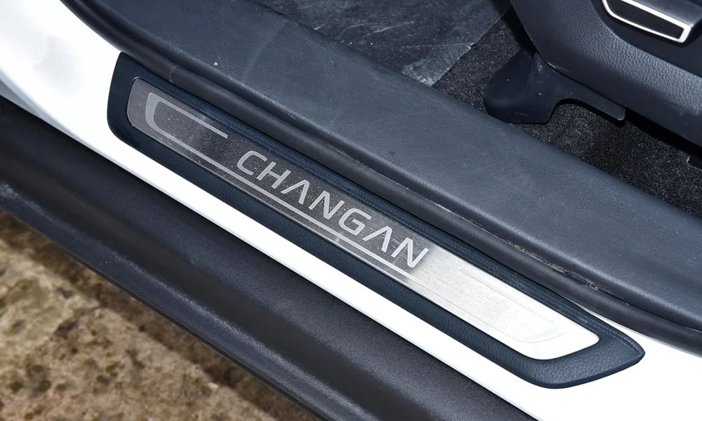 Фото Changan CS95 (2023) — интерьер, фото 5. Общий план салона: архитектура панели, консоль и кресла. Светлая гамма зрительно расширяет салон, тёмная — практичнее в уходе Changan CS95 (2023) — интерьер, фото 5