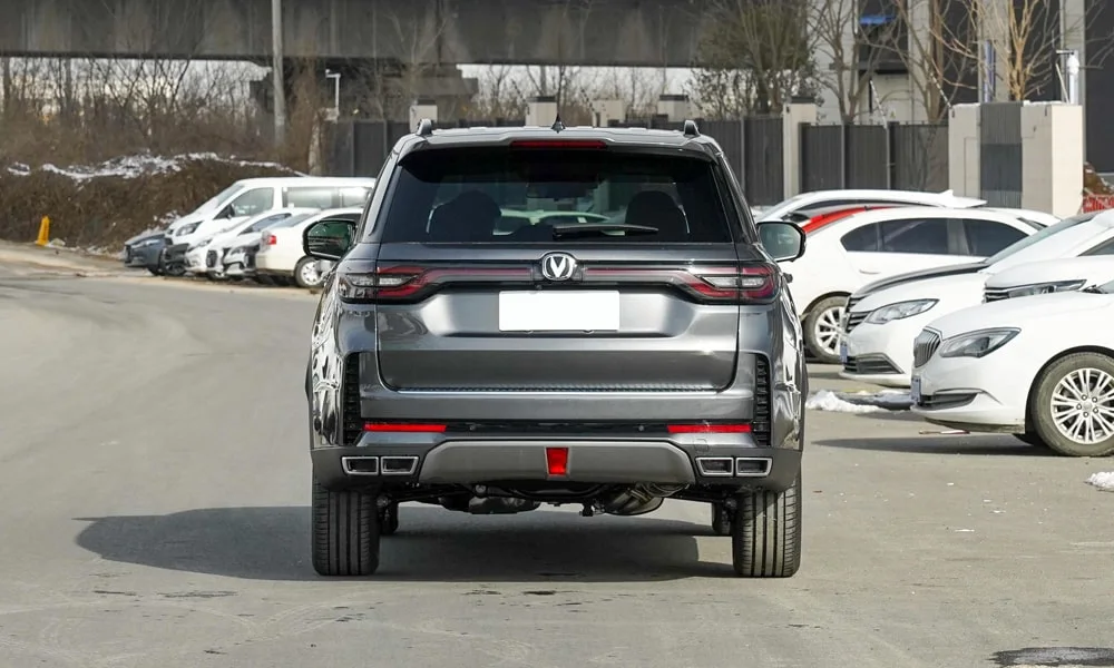 Фото Changan CS95 (2023) — вид сзади, фото 5. Корма в сером цвете: графика фонарей и пластика пятой двери. Насадки выхлопа или их имитация внизу бампера различают версии Changan CS95 (2023) — вид сзади, фото 5