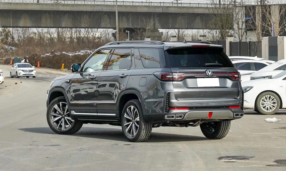 Фото Changan CS95 (2023) — вид сзади, фото 6. Серый кузов сзади — фонари и бампер определяют ночной образ модели. Насадки выхлопа или их имитация внизу бампера различают версии Changan CS95 (2023) — вид сзади, фото 6