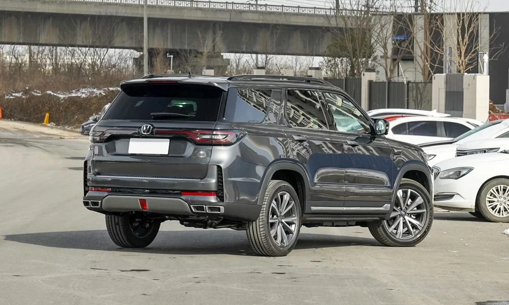 Фото Changan CS95 (2023) — вид сзади, фото 7. Линия крыши, стойки и задняя дверь в сером исполнении. Светодиодная полоса или раздельные секции — задняя оптика стала главным украшением кормы Changan CS95 (2023) — вид сзади, фото 7